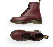 Cargar imagen en el visor de la galería, DR MARTENS | 1460Z DMC 8-EYE BOOT | CHERRY SMOOTH
