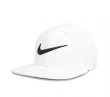 Cargar imagen en el visor de la galería, NIKE | SWOOSH PRO FLAT PEAK CAP

