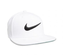 Cargar imagen en el visor de la galería, NIKE | SWOOSH PRO FLAT PEAK CAP
